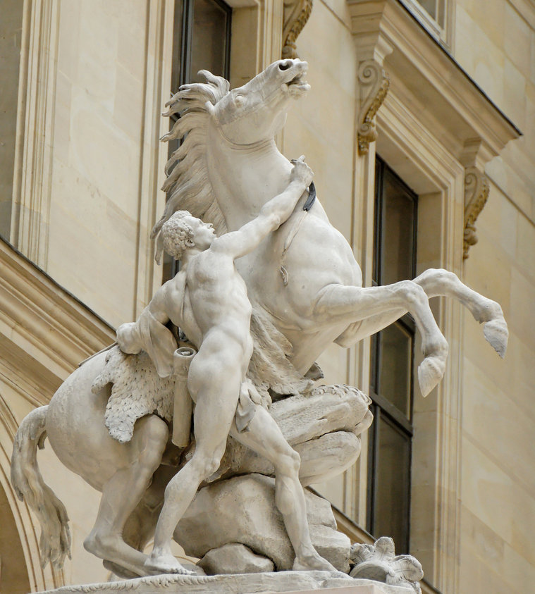 Cheval retenu par un palefrenier