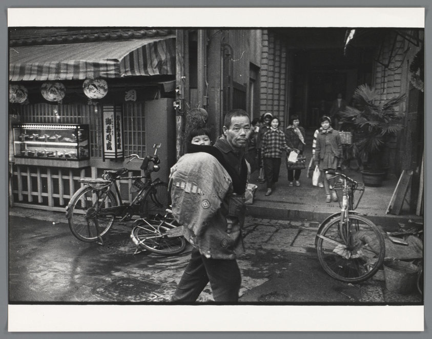 Man met peuter op de rug, Osaka