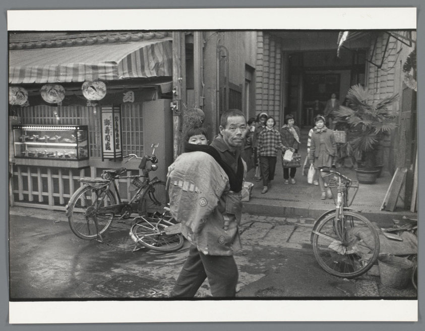Man met peuter op de rug, Osaka