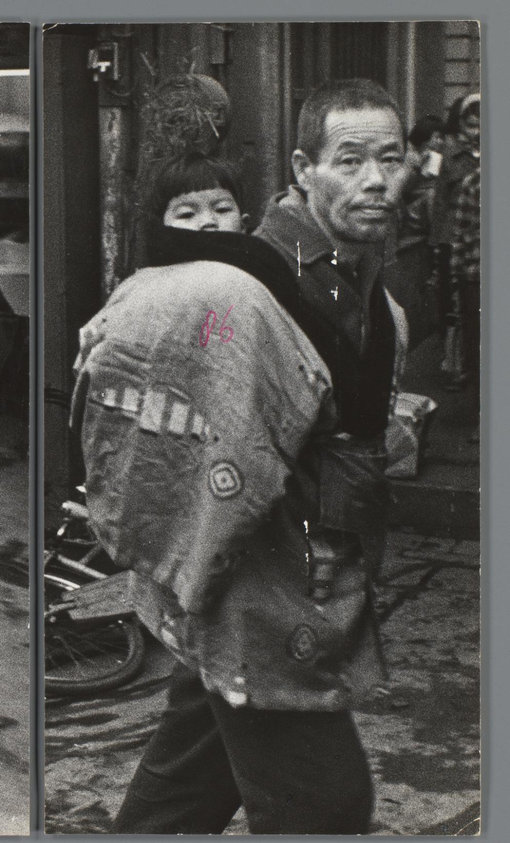 Man met peuter op de rug, Osaka