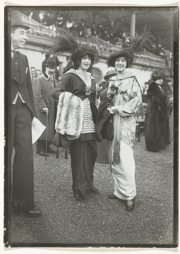 Twee vrouwen tussen publiek tijdens paardenraces, Hippodrome de Longchamp in het Bois de Boulogne