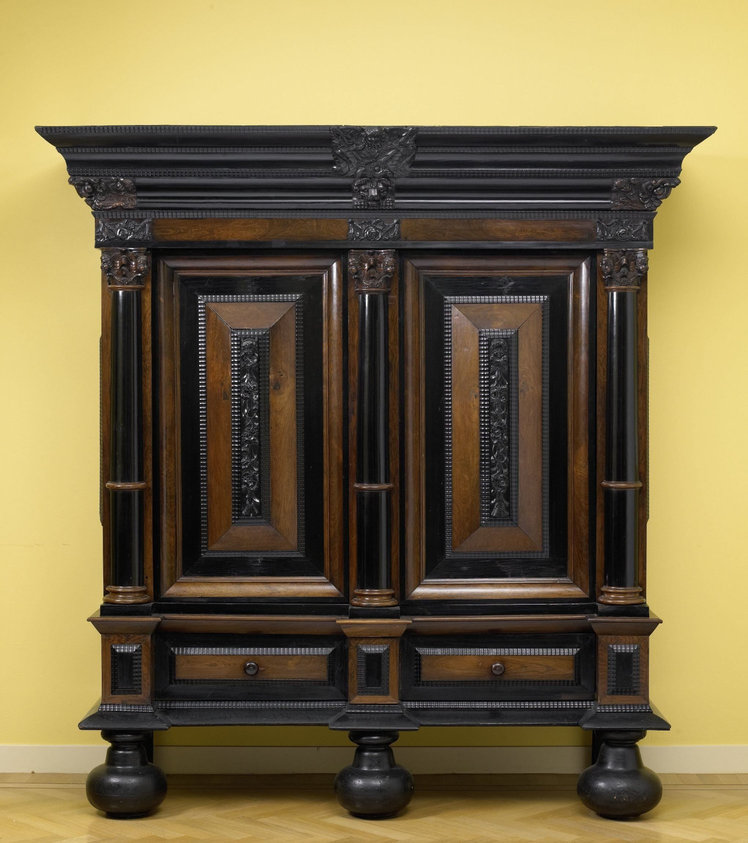 Kast, kussenkast met kapitelen met cherubs. Kussens met festoenen
