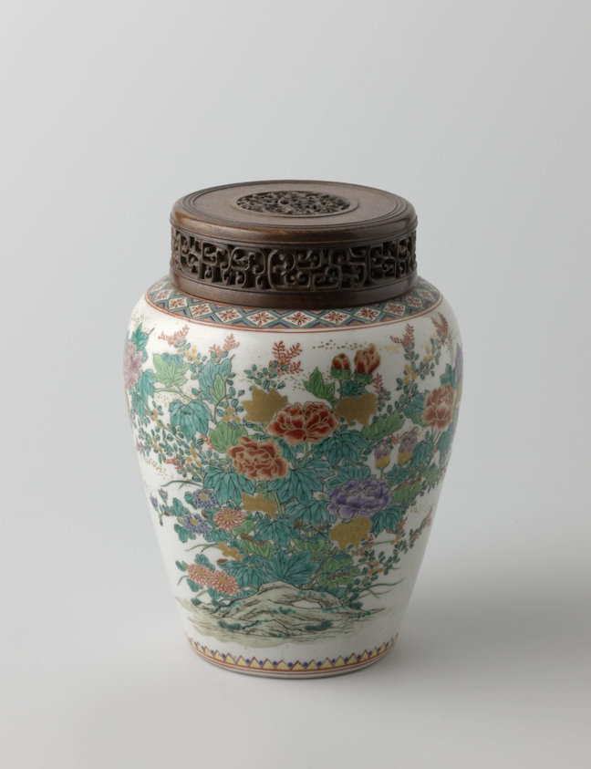 Jar with wooden cover and two large flower groups