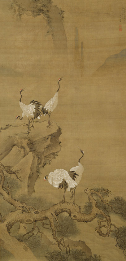​這幅作品被命名為《昆侖松鶴》。昆侖是指神仙們居住的神山——昆侖山。據推測位於中國西部，是中國的大河——黃河的源頭。松和鶴都是長壽的象徵，是和神仙故事頗有關聯的題材。畫面右上方有畫家的署名，並寫著送給一位叫做李懷素的人。以昆侖山上的松樹以及聚集在此的仙鶴為繪畫題材的這幅作品主題極為吉祥，作為賀壽之禮極為相稱。 作者呂健是活躍於十六世紀到十七世紀的人物。其曾祖父呂紀是一位著名的宮廷畫家。呂紀有很多構圖周密的大型花鳥圖作品，其華麗的色彩和細膩的筆法不僅在中國，也在朝鮮半島和日本大受追捧，呂紀的繪畫風格在東亞地區到了廣泛傳播。 呂健不僅認真學習呂紀的花鳥畫，似乎還將其轉化成了更加瀟灑而又惹人憐愛的表現。這幅作品中姿態優美地彎曲著長頸的仙鶴以及以淡綠色輕輕暈開的松葉都充分表現出了呂健的審美觀。淡淡的墨影巧妙地表現出水面上湧起的波浪，以極具透明感的白色顏料細緻描繪的羽毛線條等卓越的描寫技術也是看點所在。